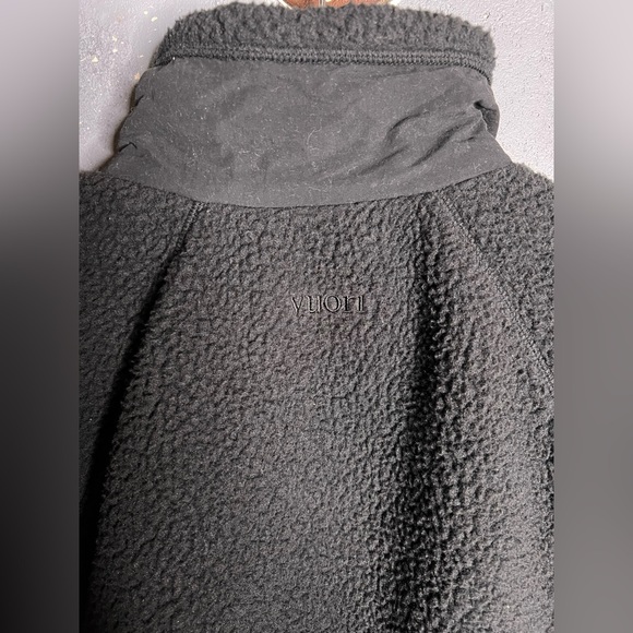 Vuori Alpine Sherpa Jacket in Black.  Size Medium 
Like New - Picture 6 of 13